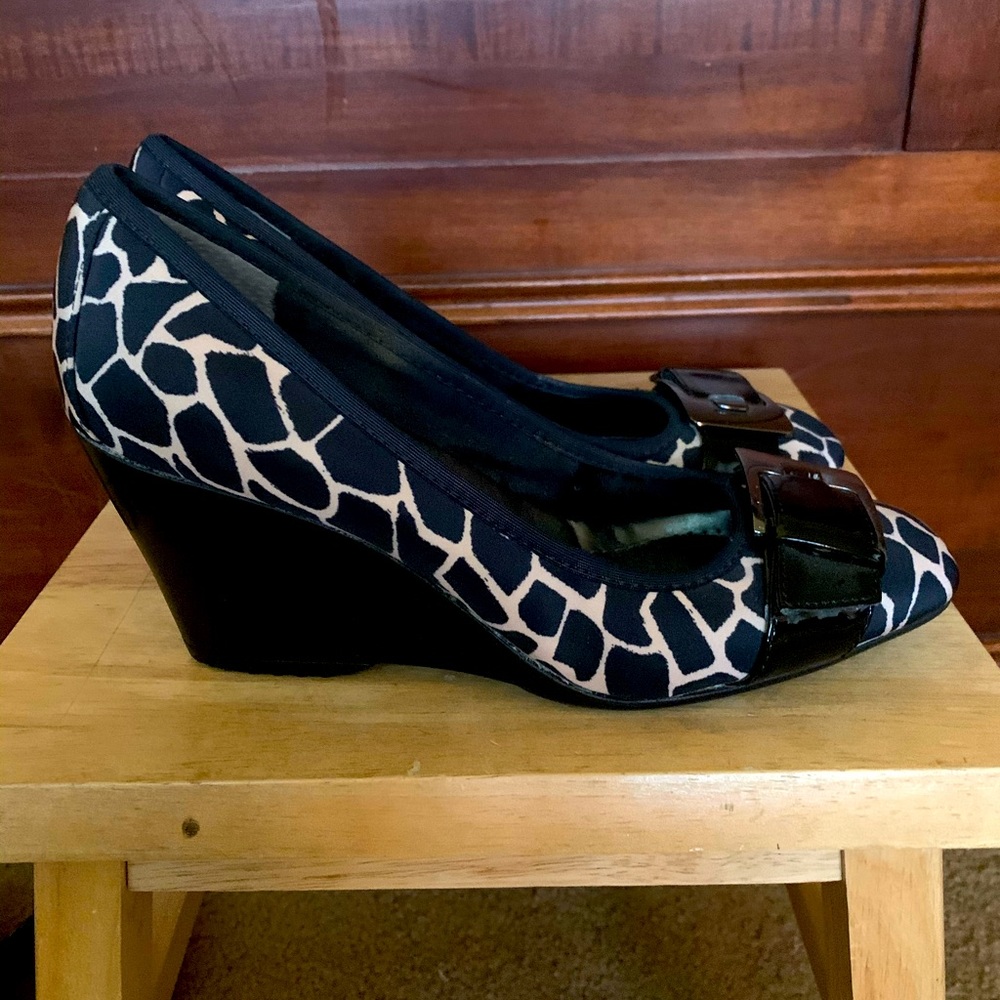 Adorable, giraffe print wedge. Never worn!